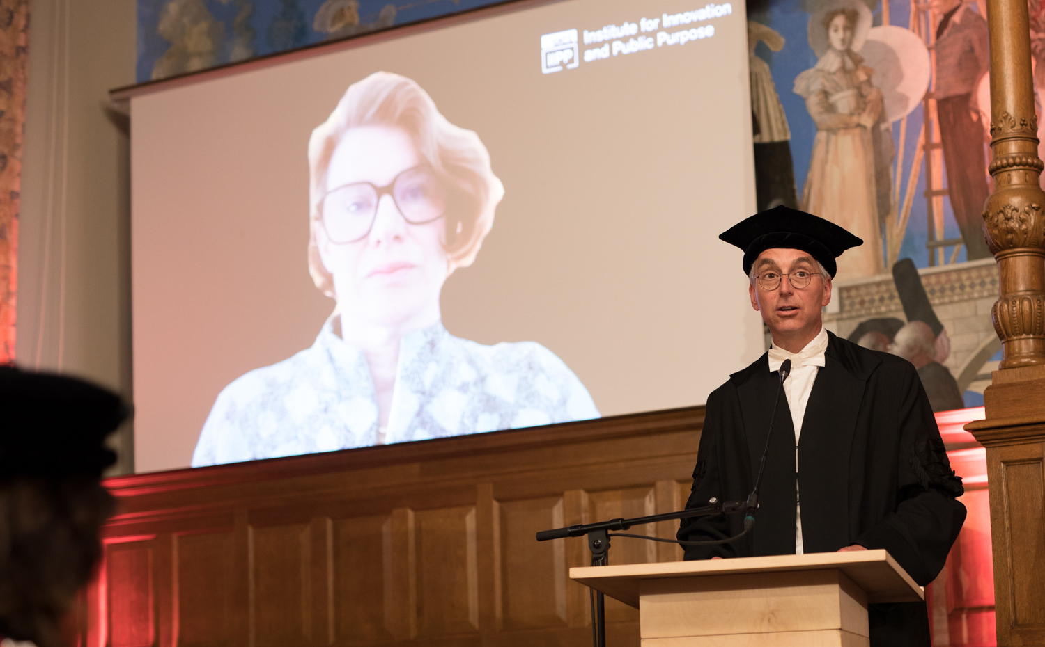 Decaan van de Faculteit Economie en Bedrijfskunde Peter Verhoef tijdens de laudatio van Mariana Mazzucato. Foto: Gerhard Taatgen