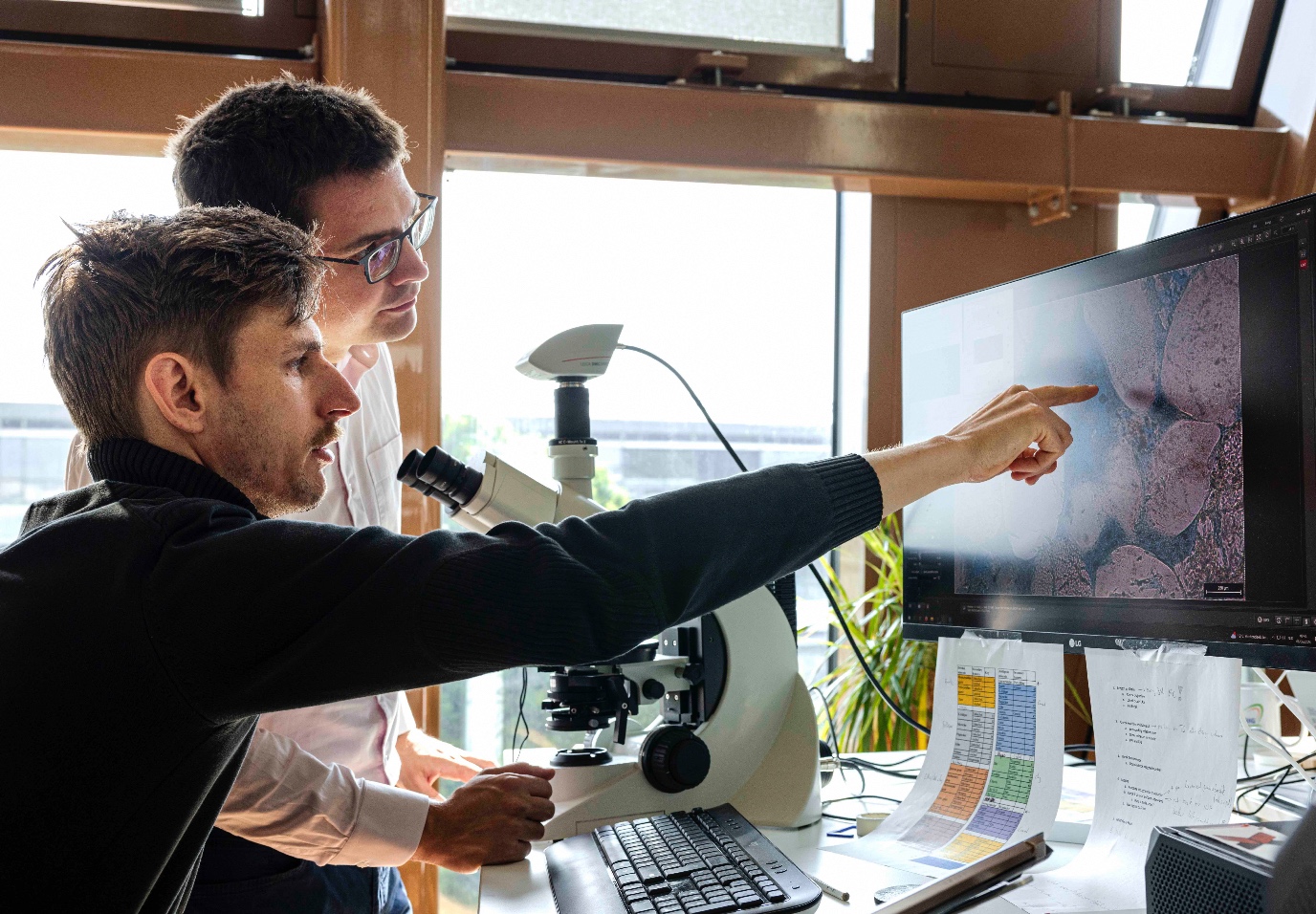 Miocic and Mulder bespreken microsopische beelden van blootgestelde kleisteenmonsters