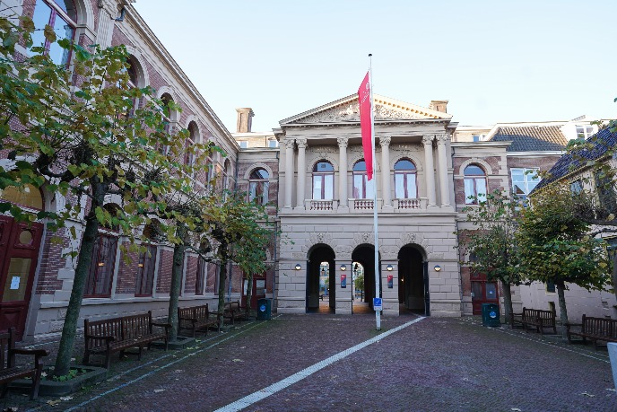 Gehele gebouw van de buitenkant